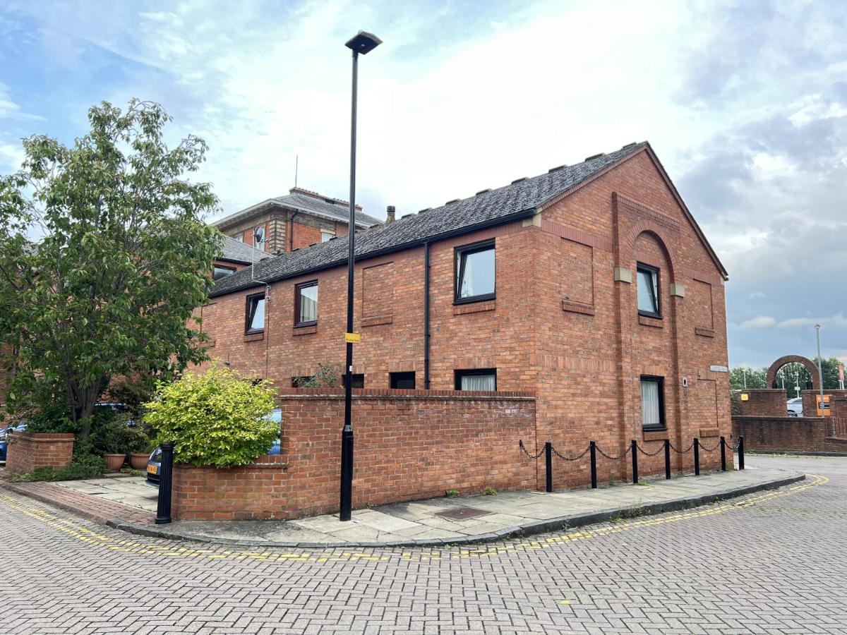 Modern 2 Bed Townhouse Just Outside City Walls With Free Private Parking York Eksteriør bilde